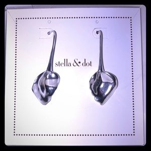 NEW IN BOX Stella & Dot Esmee leaf drop earrings💋